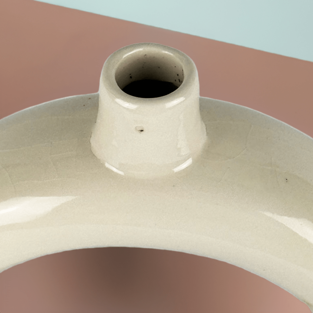 Un Candelabro Archi Mediterráneos con una candela accesa che proietta una luce calda e soffusa.