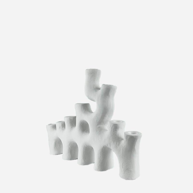 Dettaglio della finitura in metallo brunito e della texture del Candelabro Vermocane.