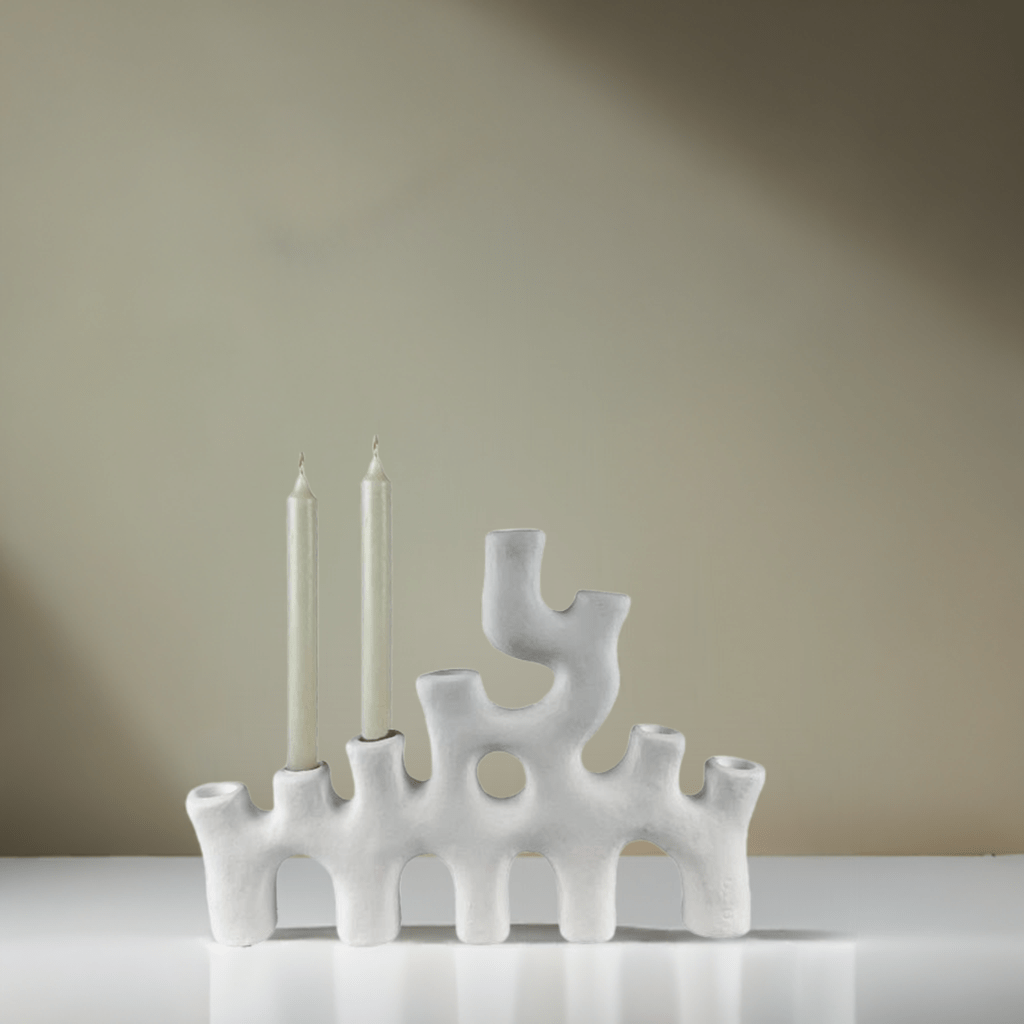 Il Candelabro Vermocane esposto da solo come oggetto d'arte su una mensola in un salotto.