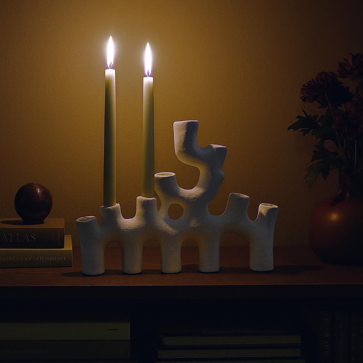Il Candelabro Vermocane esposto come scultura su una console all'ingresso di una casa.