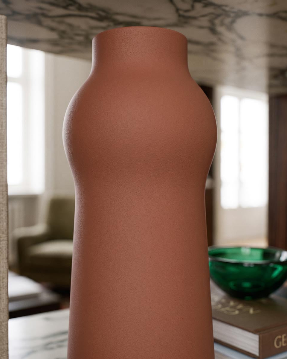 Vaso di design in ceramica artistica Capitello inserito in una composizione d'interni