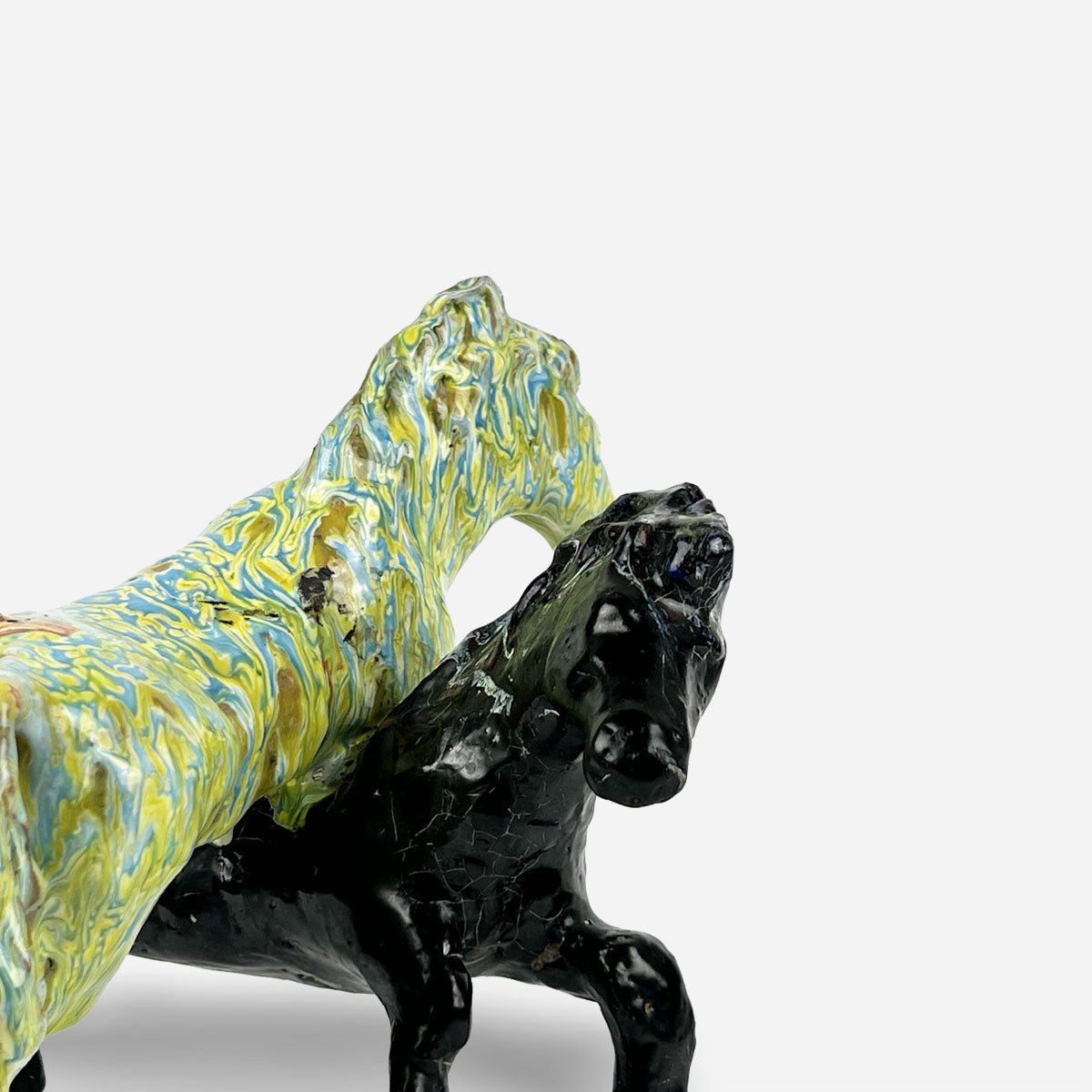 La figura del cavallo nero accanto a un libro per mostrare le sue dimensioni.