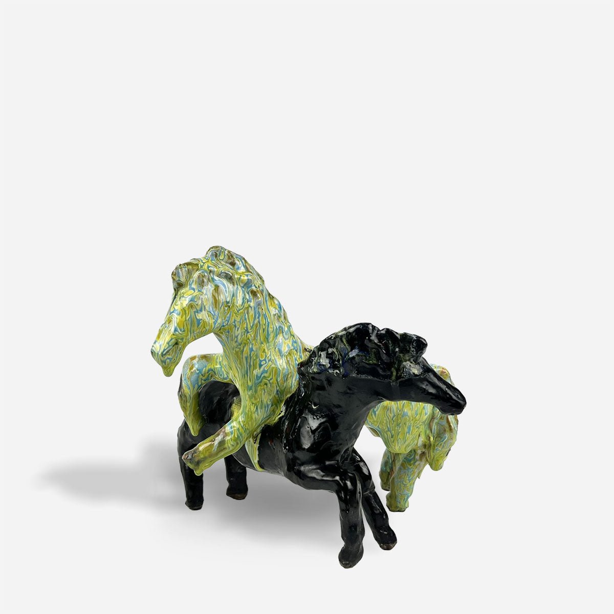 Scultura cavalli selvaggi, coppia in ceramica fatta a mano, una nero lucido e l'altra verde sfumato.