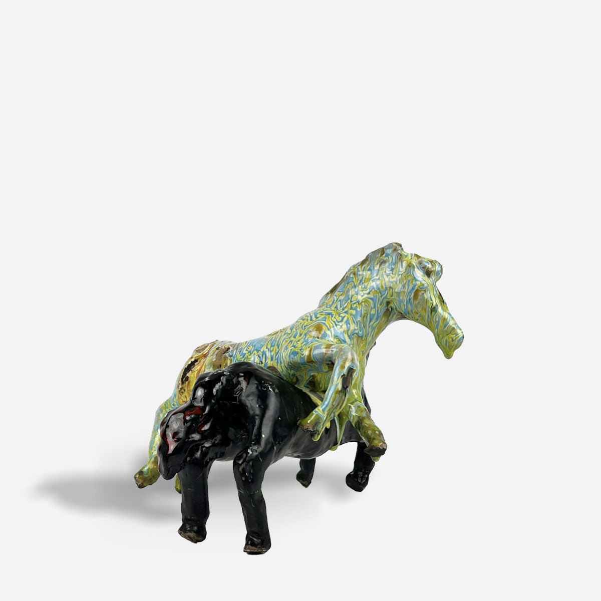 Mano che accarezza la superficie liscia di una delle figure della scultura cavalli selvaggi