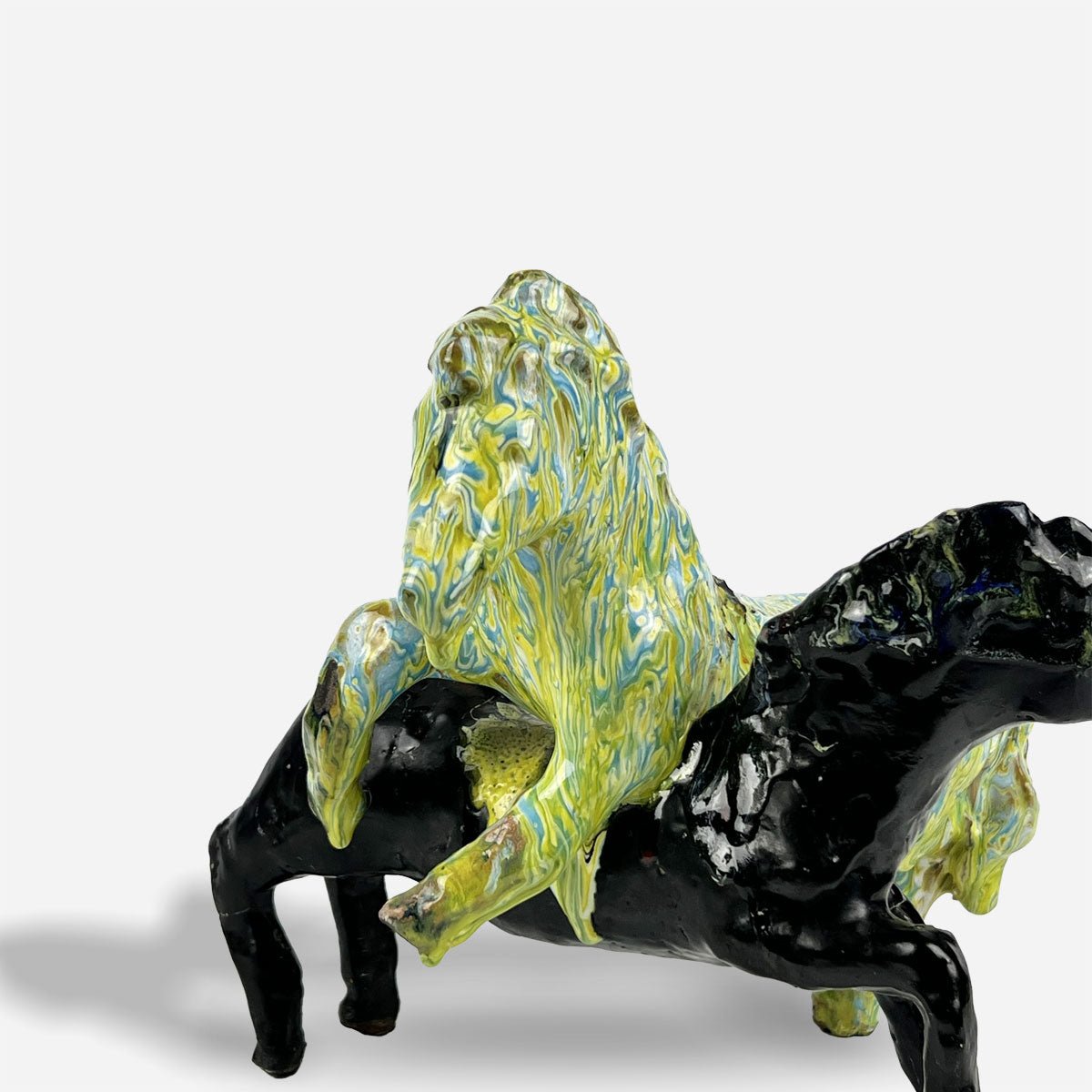 Primo piano della finitura nero lucido di una delle figure della scultura cavalli selvaggi.