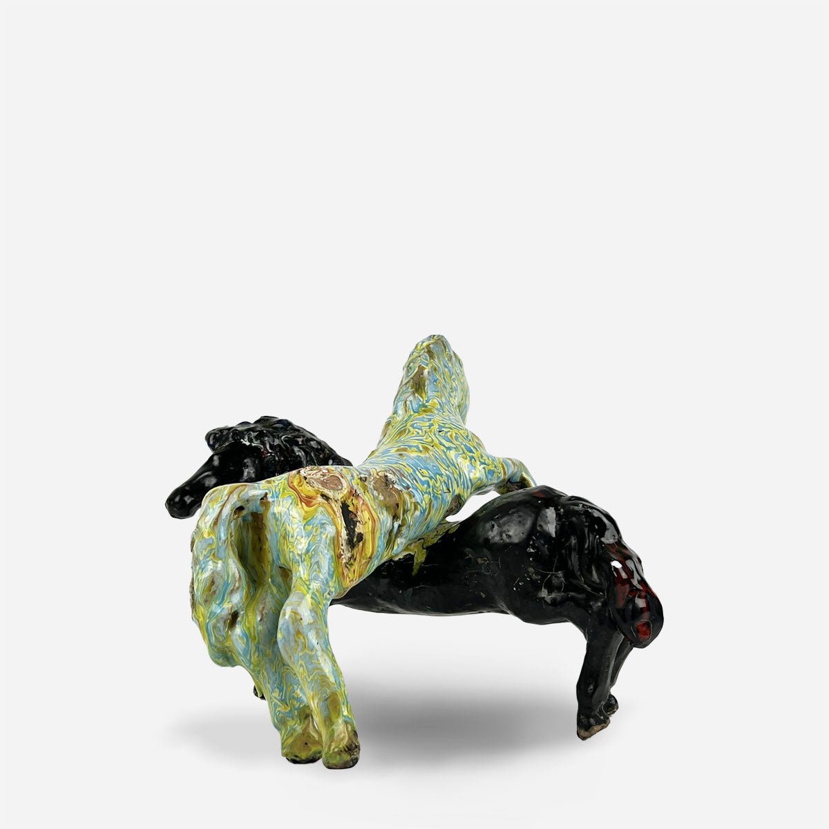 Vista di tre quarti della scultura cavalli selvaggi che mostra il dialogo tra i due pezzi.