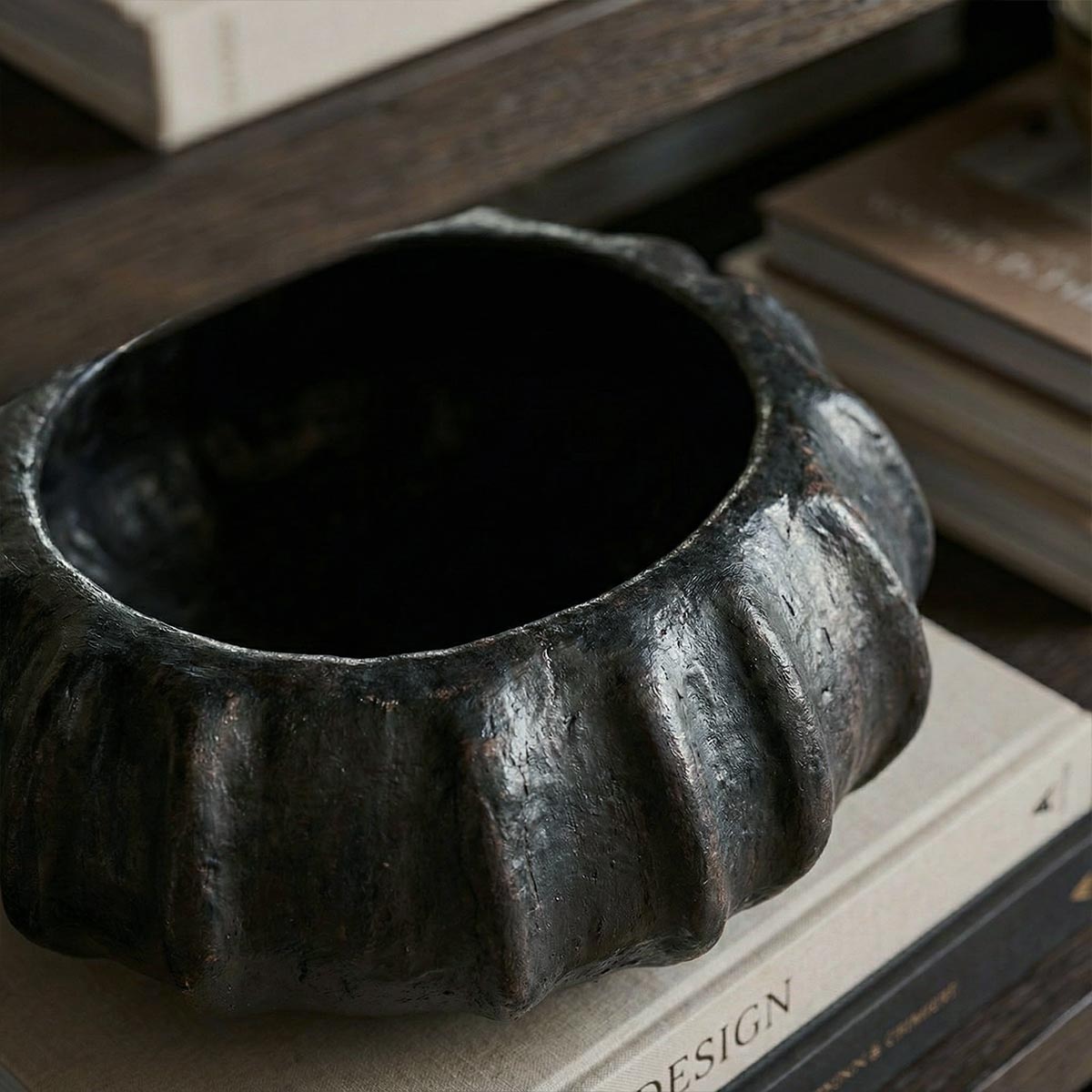 Dettaglio delle sporgenze laterali decorative del cesto scultura fatto a mano