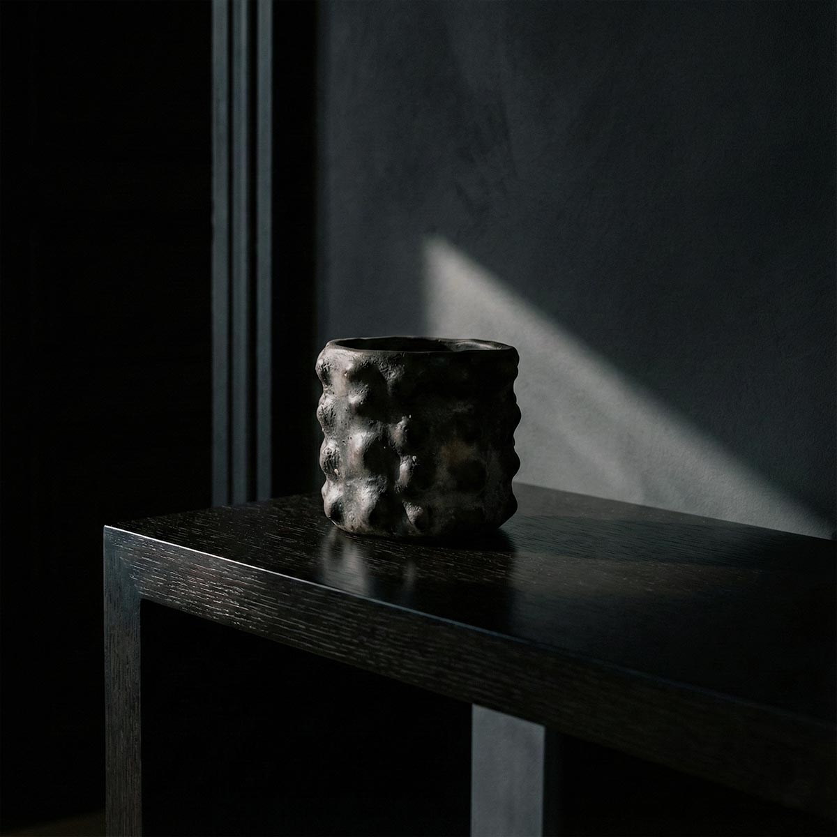 Vaso cilindrico scultura con finitura a fumo e luci d'atmosfera | Malles x Vicode