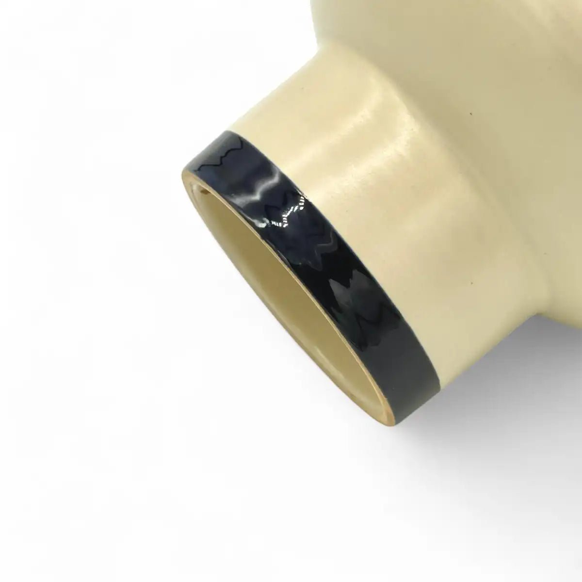 Vista dall'alto della ciotola in ceramica artigianale che mostra la sua forma organica e unica.