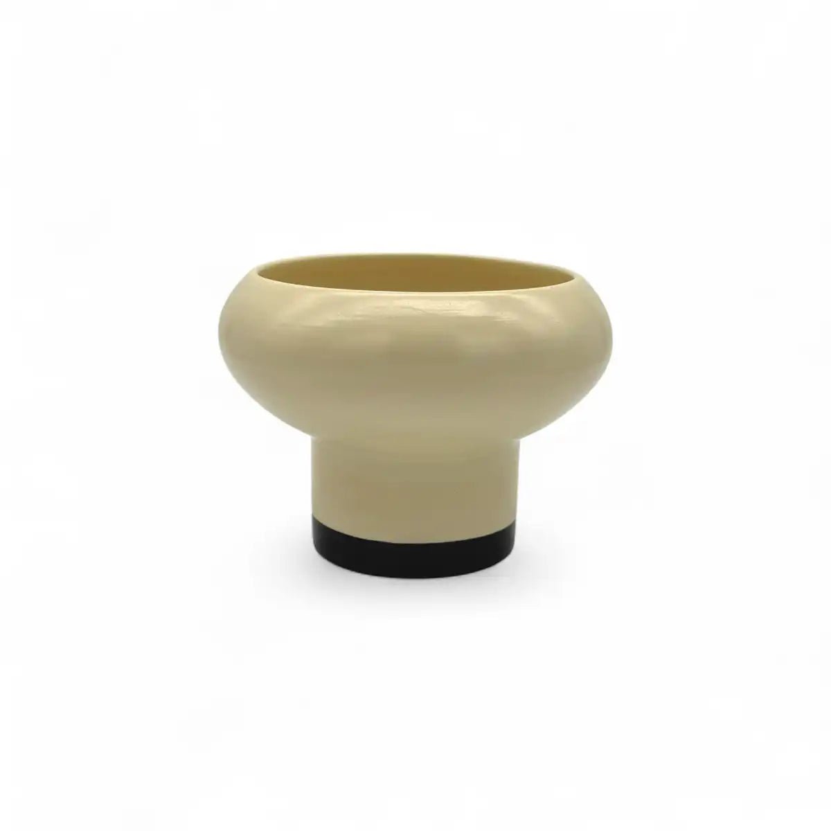 Dettaglio della firma dell'artigiano sulla base della ciotola in ceramica Forma Pura.