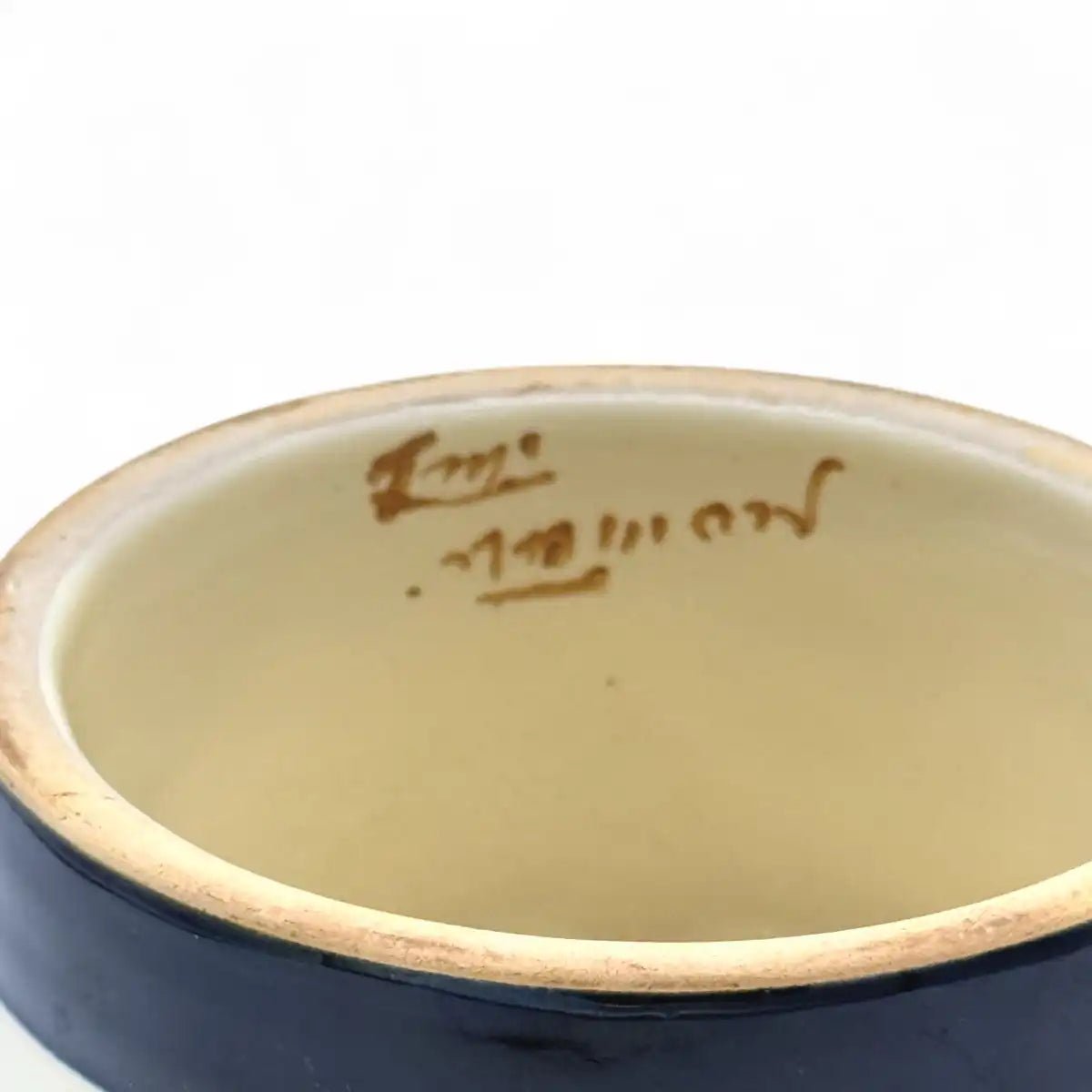 Mani che tengono la ciotola Forma Pura, evidenziandone la texture e la fattura manuale.