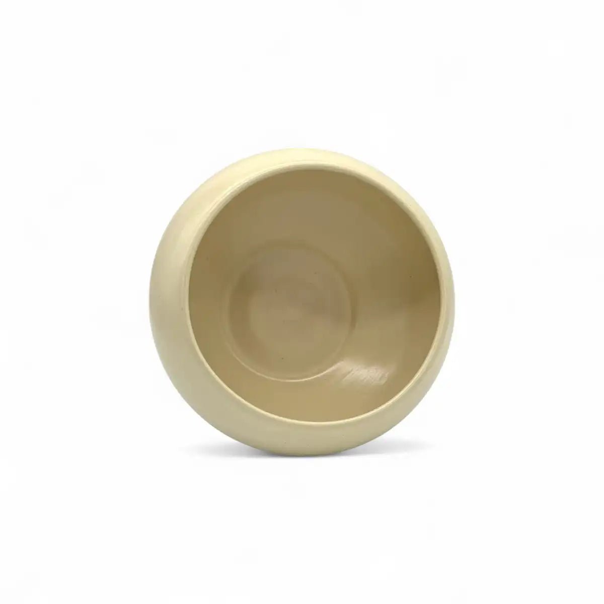 Forma Pura in un interno con elementi naturali come legno e lino, che ne esalta la matericità.