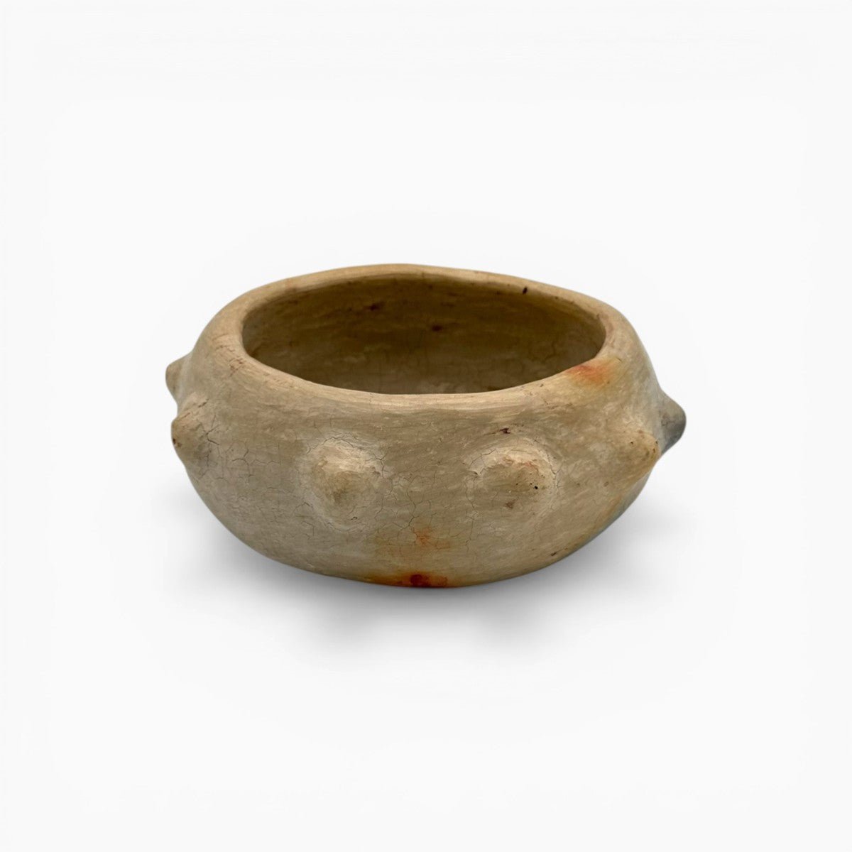 Profilo basso e intimo della scultura in ceramica cruda di Sejnane, Tunisia.