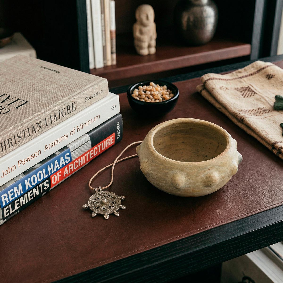 Dettaglio delle morbide borchie a rilievo sull'argilla color avorio di Najed.