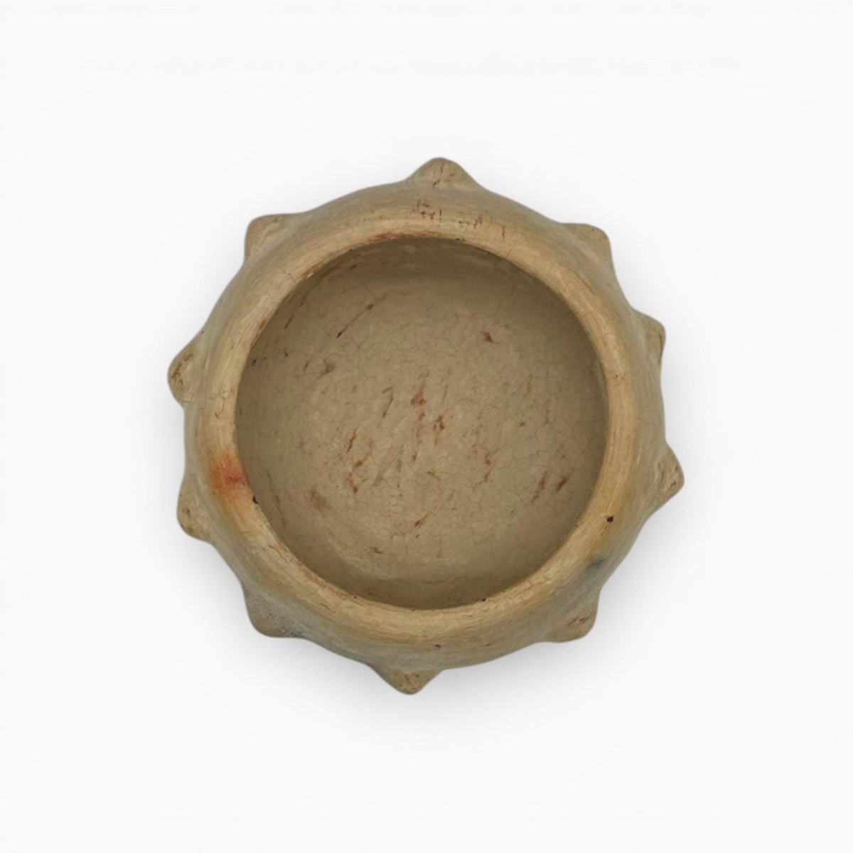 La firma dell'artista Najed incisa sulla base della piccola ciotola materica.