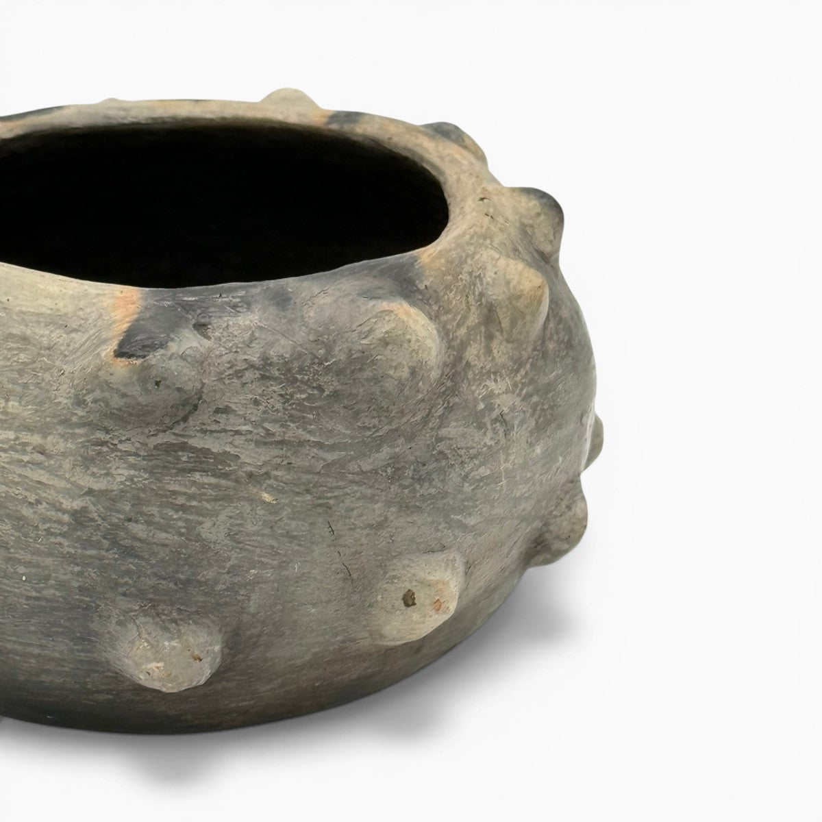 Ciotola scultura Mufida (1.45 kg) esposta come centrotavola in un ambiente minimalista.