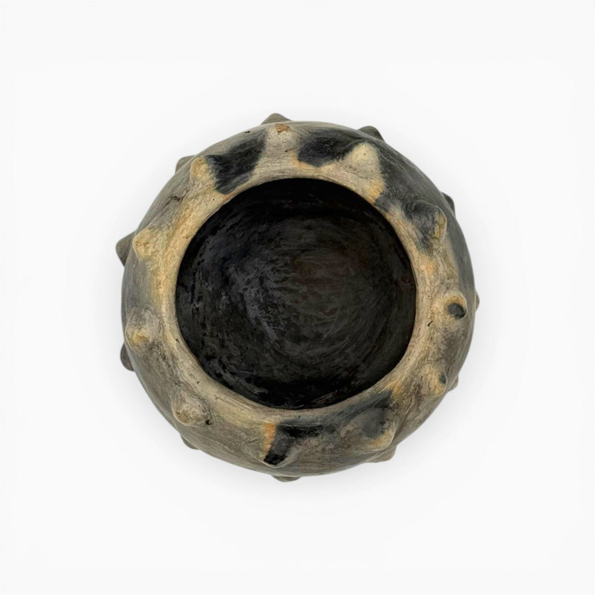 Finitura grigio cenere e macchia di fumo nero, segni della cottura pit-firing tunisina.