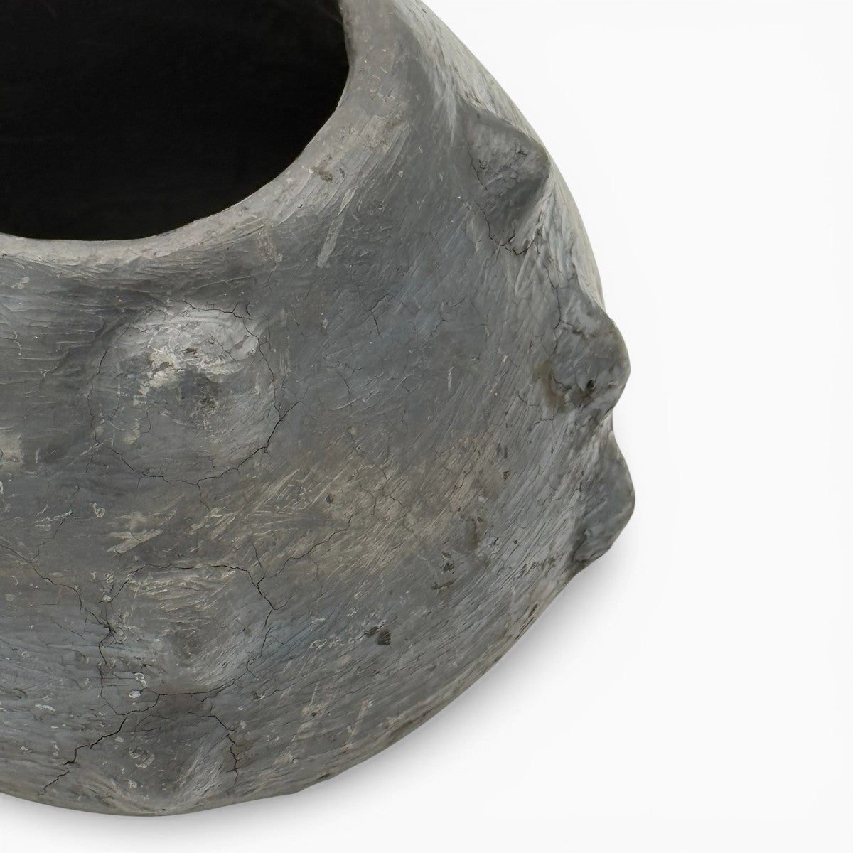 Ciotola materica nera Mufida (1.45 kg) come centrotavola scultoreo in un living moderno.