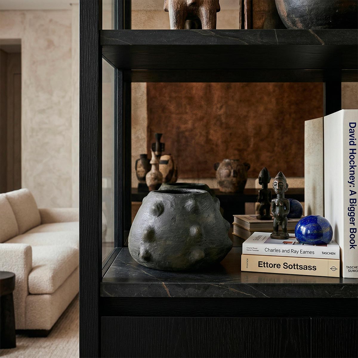 Ciotola materica nera Mufida "Meteora di Terra", design brutalista per Malles x Vicode.