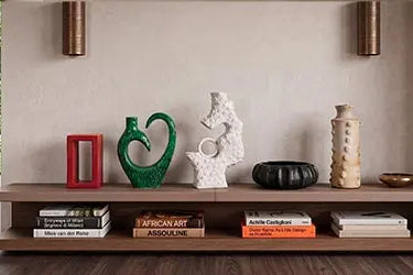 mensola in legno allestita da vasi diversi con stile