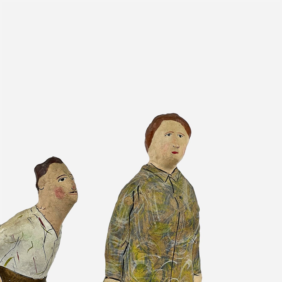 Vista ravvicinata delle due statuine della Coppia Iberica, che mostra la loro interazione.