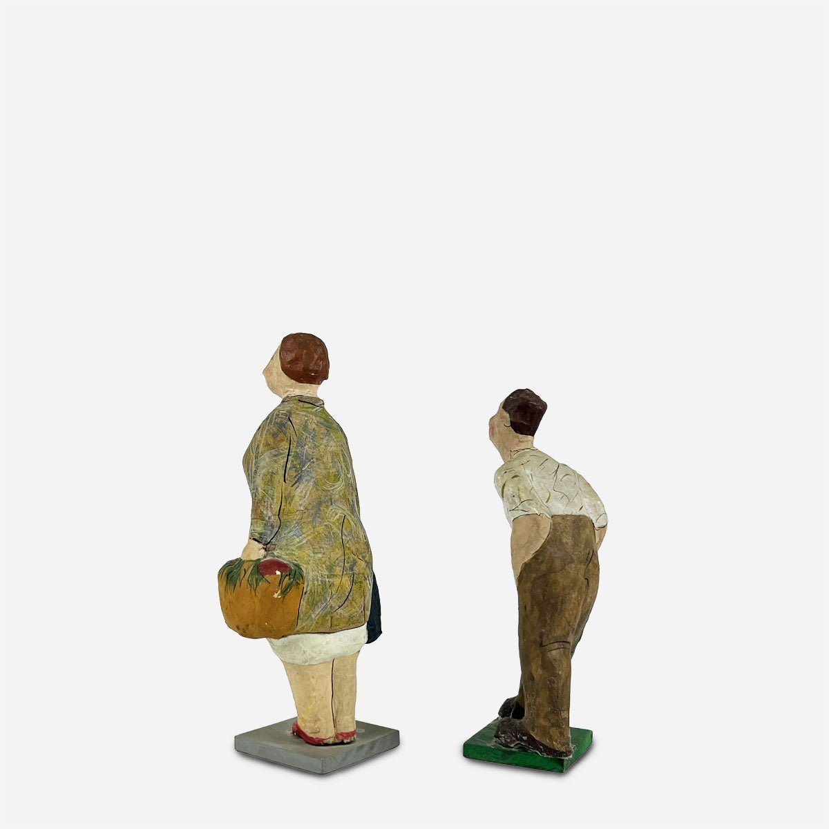 Le statuine in cartapesta della Coppia Iberica esposte su una mensola come pezzo da collezione.