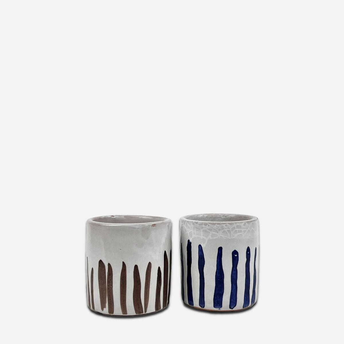 La coppia di tazze blu e cacao durante una pausa tè pomeridiana in un ambiente accogliente.