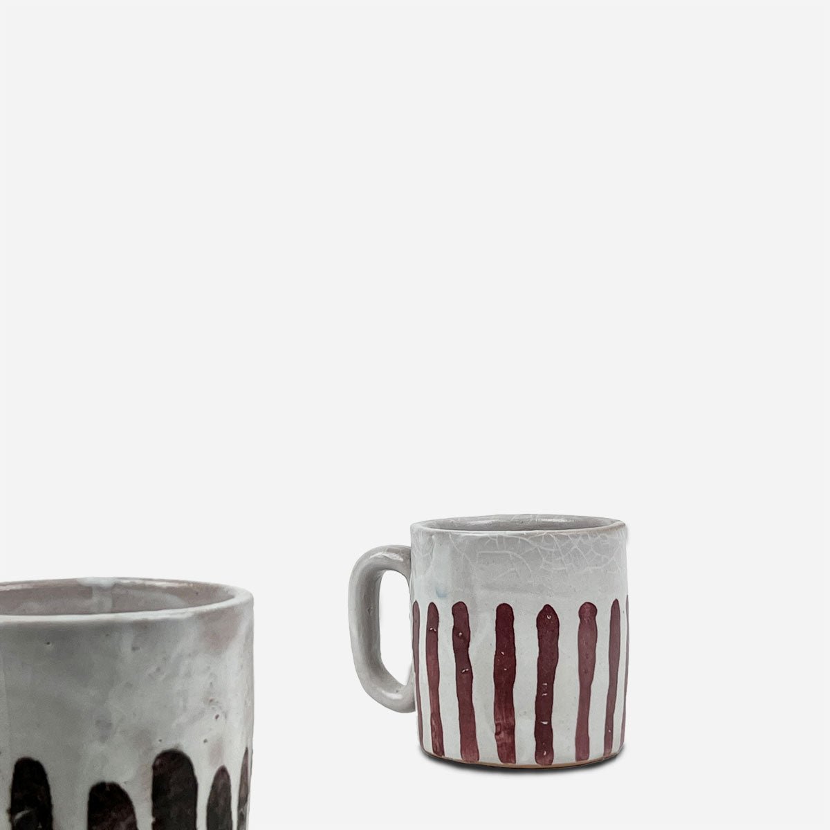 Tazza Blu e rubino con una tisana calda, che ne mostra la finitura smaltata e lucida.