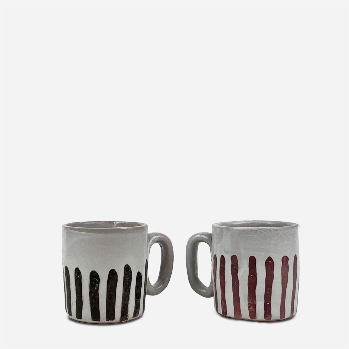 Una delle tazze Blu e rubino piena di cappuccino, con la sua forma comoda e capiente.