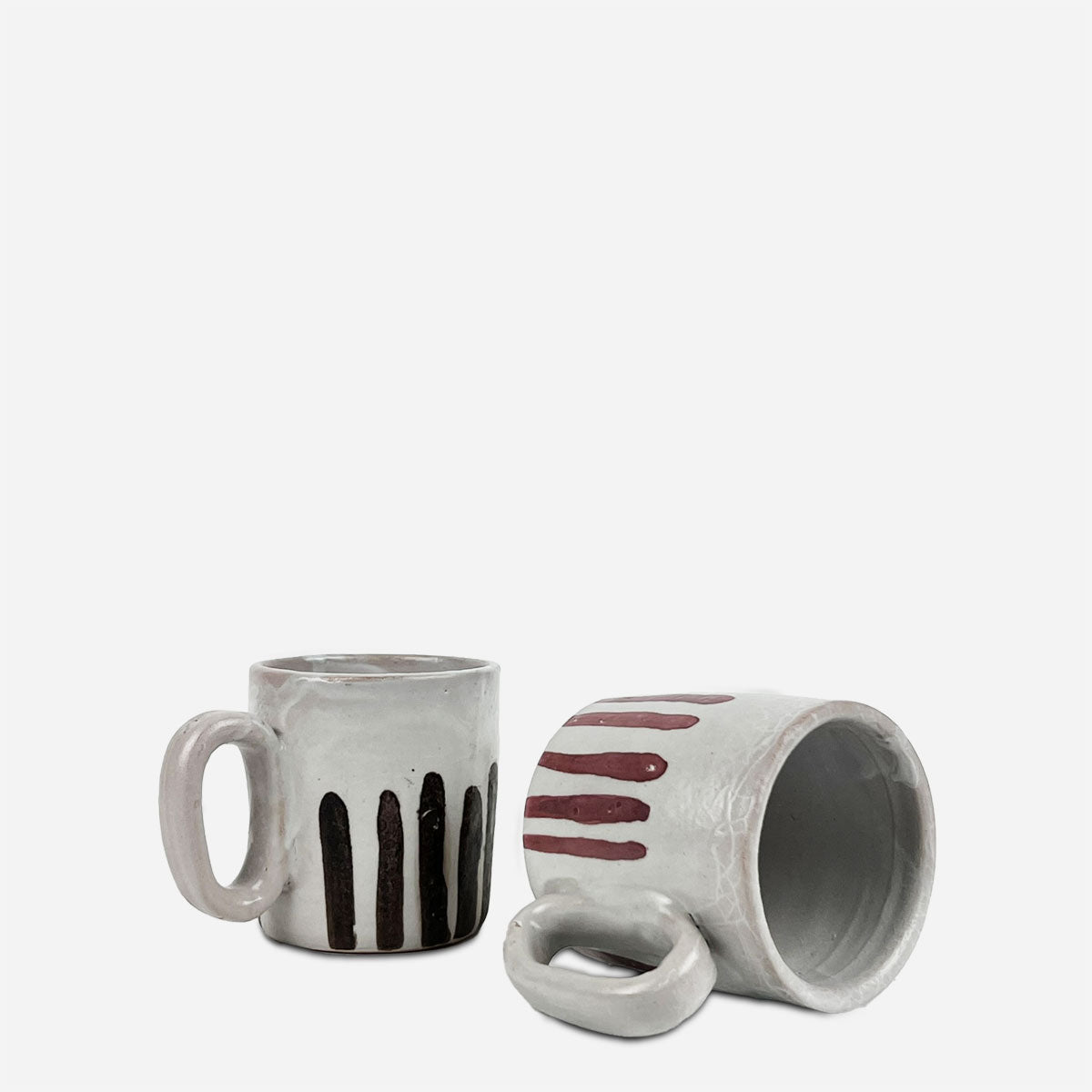 Le due tazze Blu e rubino esposte su una mensola in cucina come decorazione.