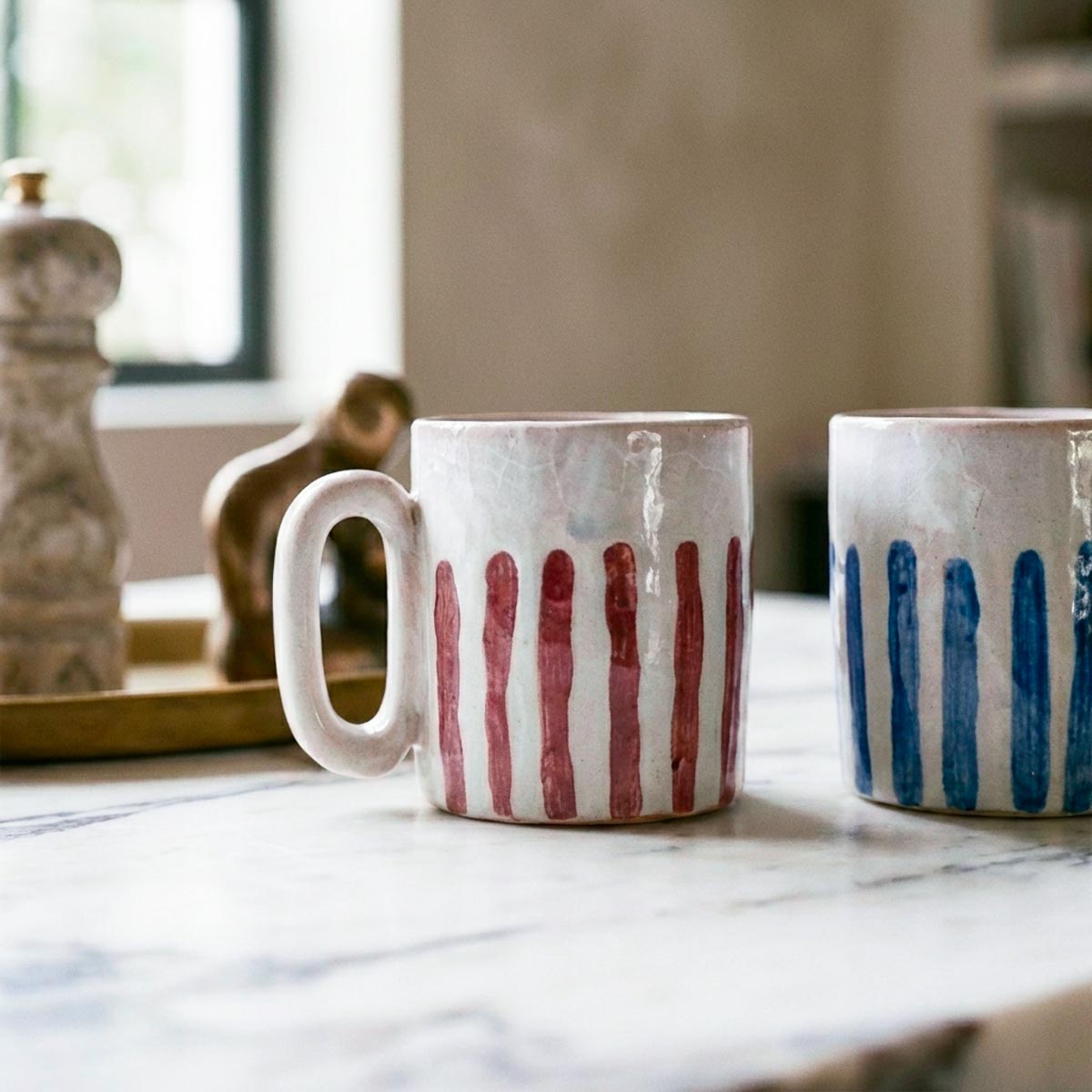 Una delle tazze della coppia blu e cacao piena di caffè, mostrando la sua capienza.