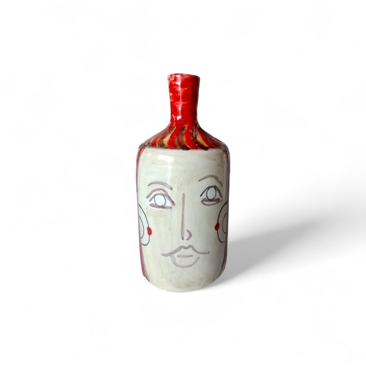 Primo piano del volto stilizzato della donna che "vede" su un vaso della coppia.