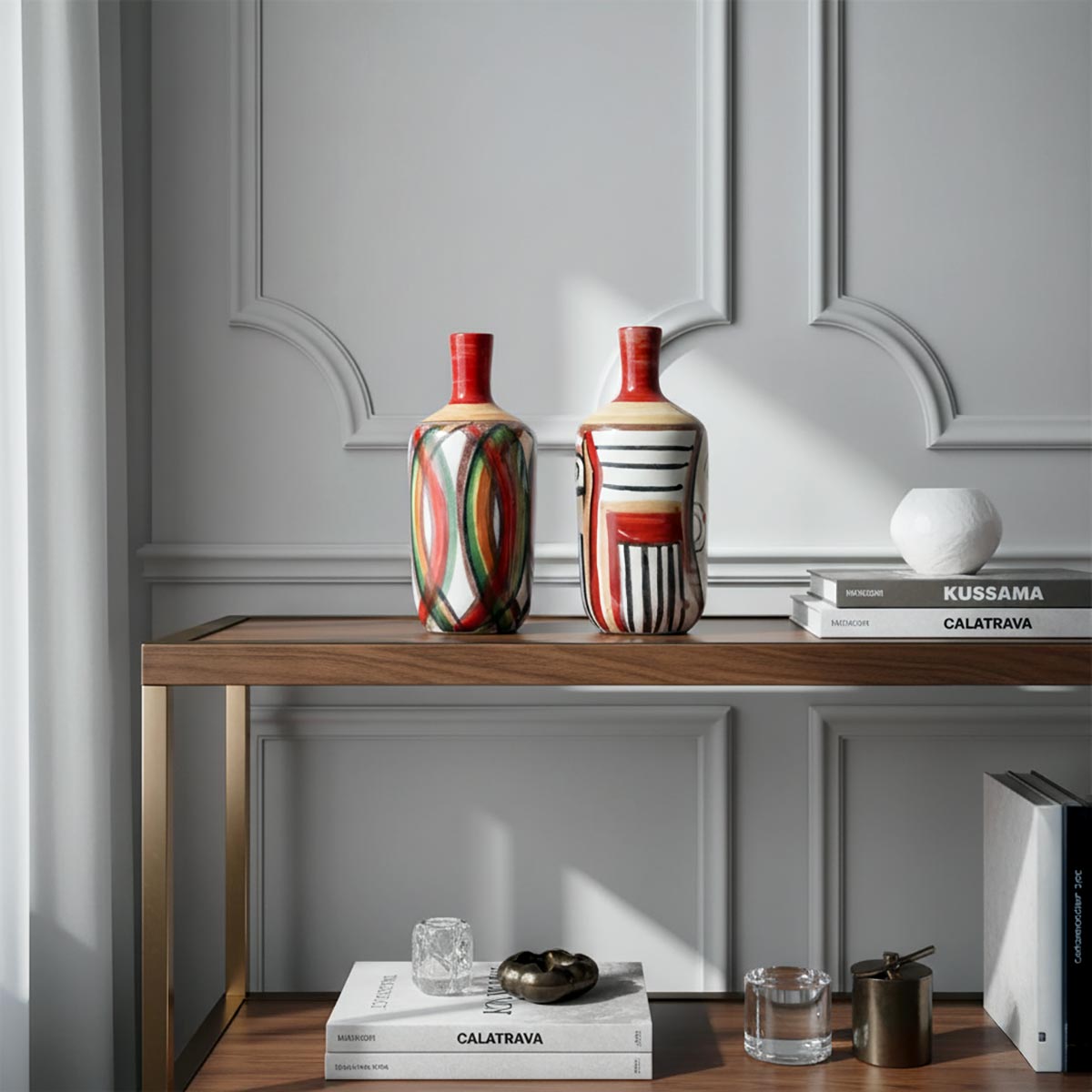 La coppia vasi ceramica esposta insieme su una console, mostrando il loro dialogo.