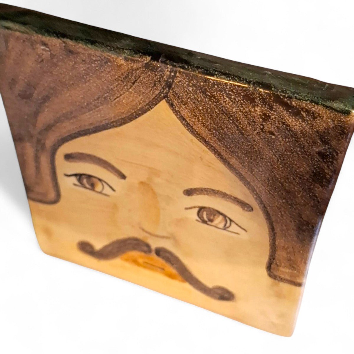 Profilo delle mattonelle ceramica dipinte che ne mostra lo spessore e la fattura.