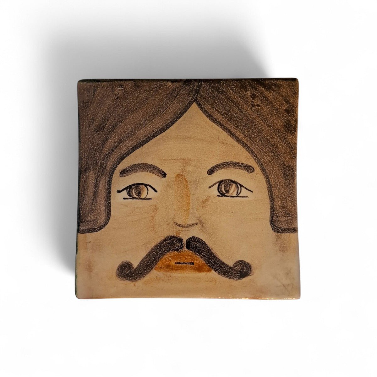 Dettaglio del volto femminile (Idda) con la sua texture materica e i colori caldi.