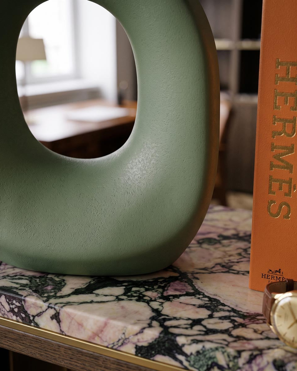 Vaso scultura CASAKŪ in ceramica artistica con apertura centrale e finitura gessosa