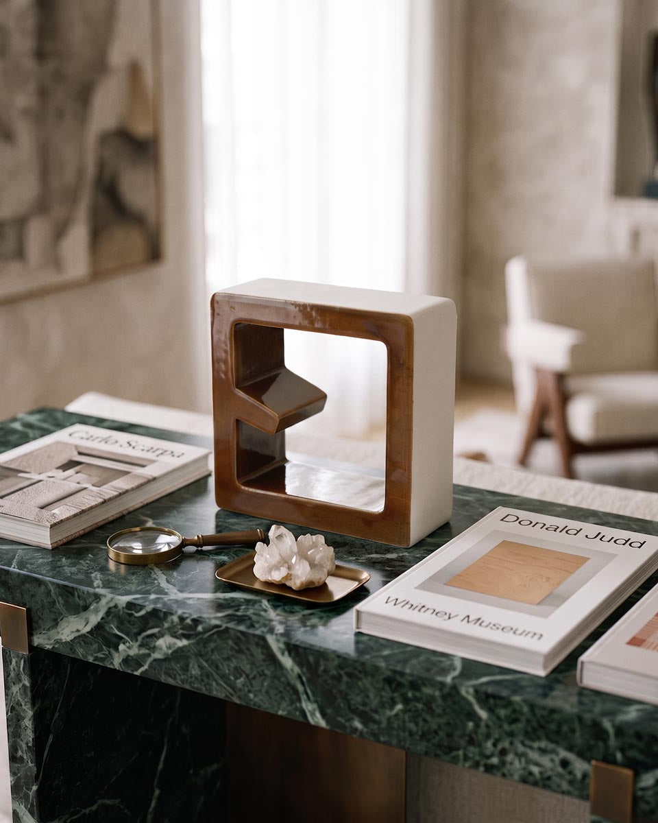 Corte Bruna scultura geometrica in ceramica smaltata ambientata in un interno contemporaneo