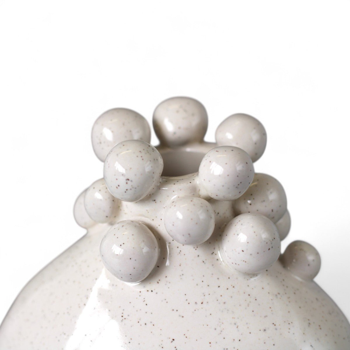 Dettaglio della smaltatura artigianale e delle sue leggere sfumature sul vaso Costellazioni Silenziose.