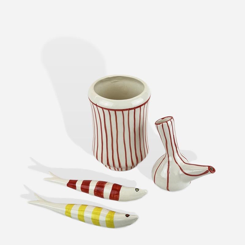 Un pesce in ceramica Peces Valencianos tenuto in mano per mostrare le sue dimensioni.