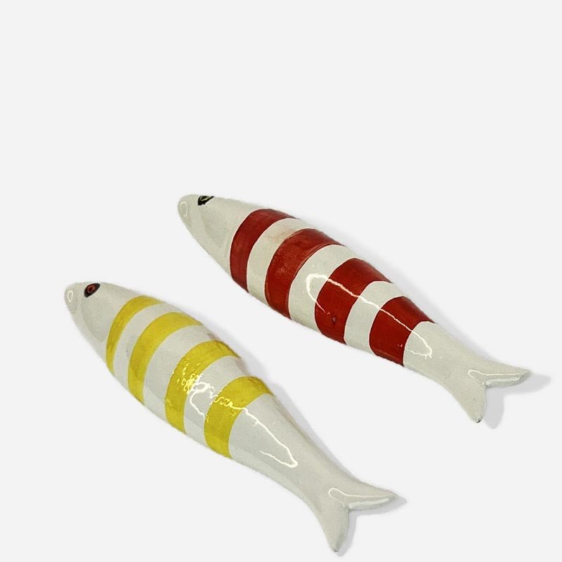 Un pesce in ceramica Peces Valencianos appeso come decorazione in una cucina luminosa.