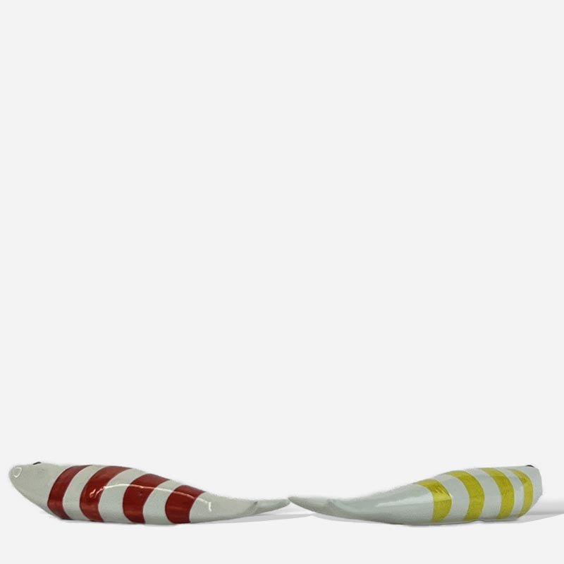 Installazione a parete con un banco di pesci in ceramica Peces Valencianos in un salotto.