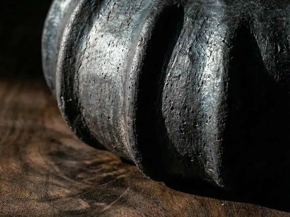 Dettaglio della superficie irregolare di un vaso Malles in ceramica nera di Sejnane