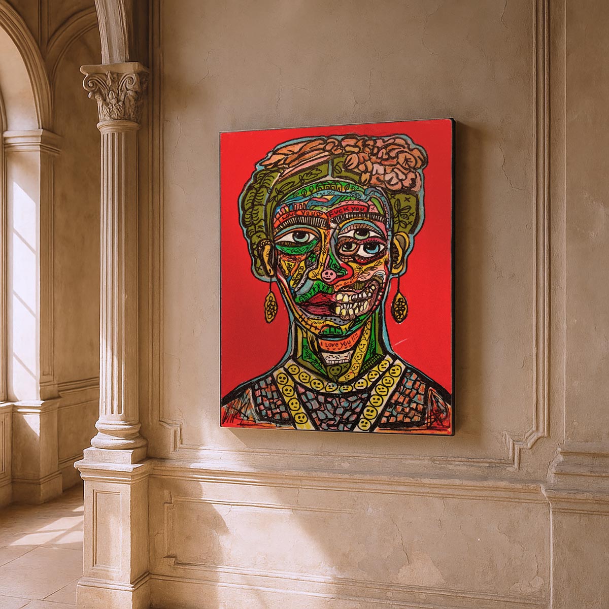 Primo piano del volto frammentato di Frida, con simboli e parole, nel quadro di Precisi.