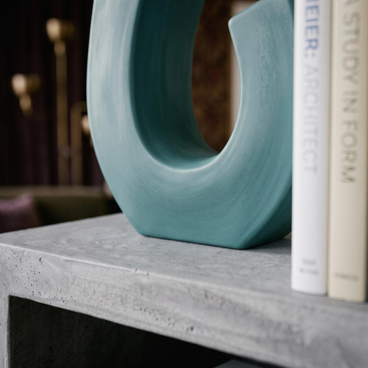 Fulcro vaso in ceramica verde pavone ambientato in un interno contemporaneo