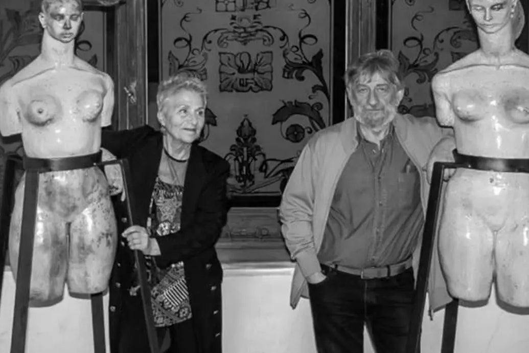 Gabriella Gaudino e Roberto Giuntoli ritratti tra le loro opere ad una mostra d'arte