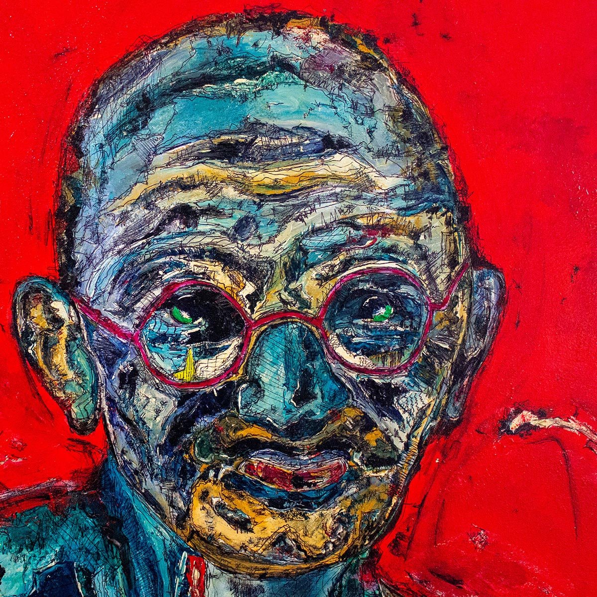 Primo piano del volto di Gandhi, attraversato da fenditure cromatiche, nel quadro di Precisi.