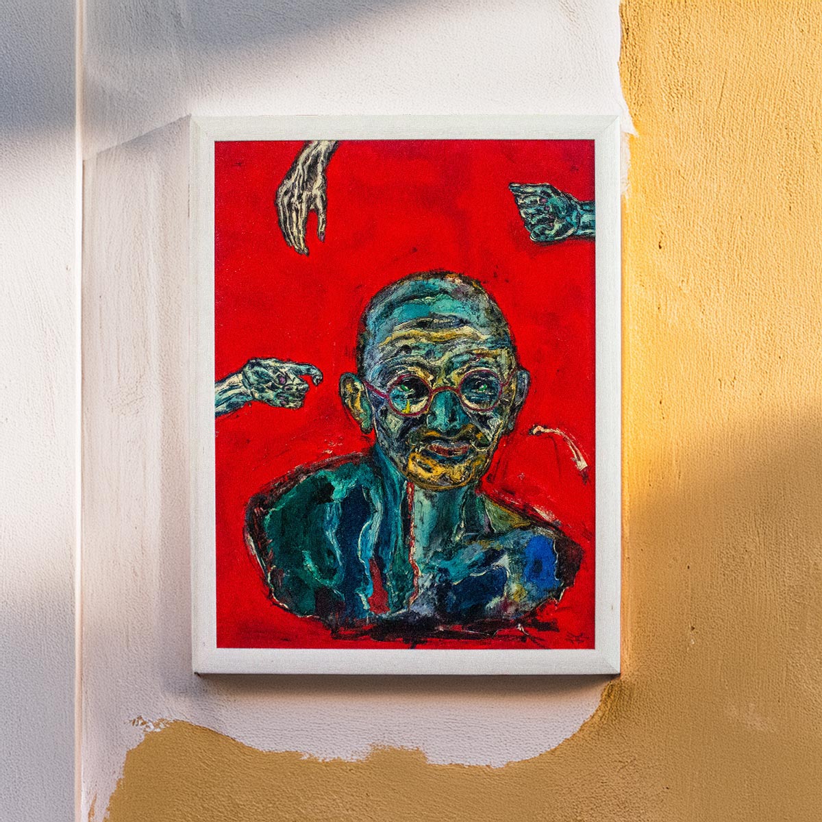 Quadro Gandhi di Massimiliano Precisi, ritratto espressionista e deformato su fondo rosso.