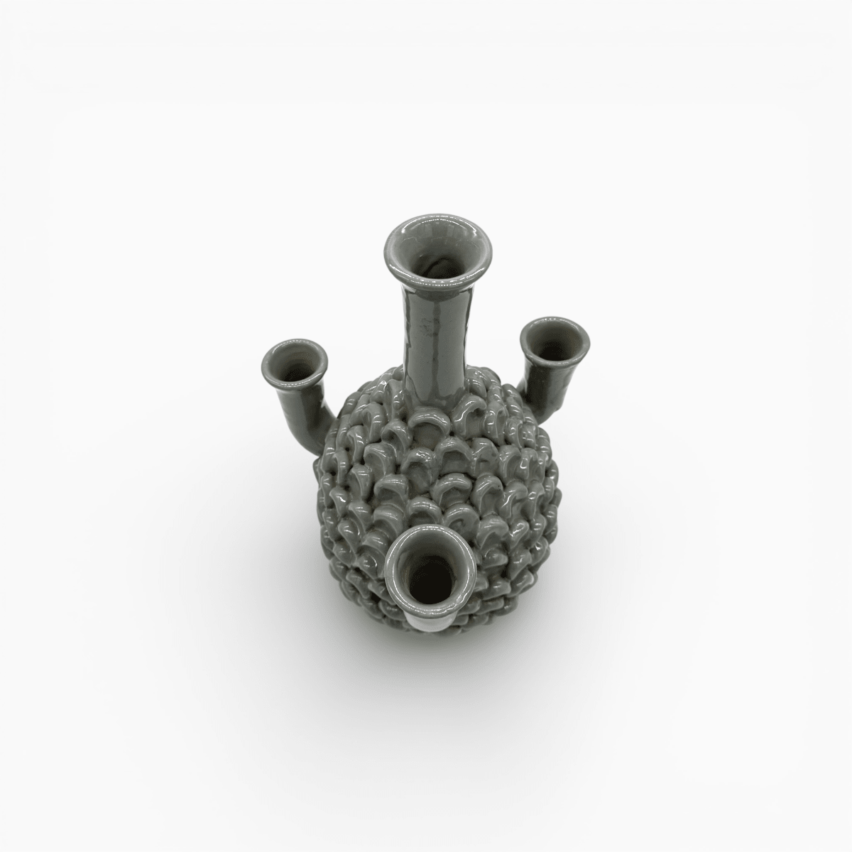 Oggetto d'arte ceramica texture imbricata riflessi luce