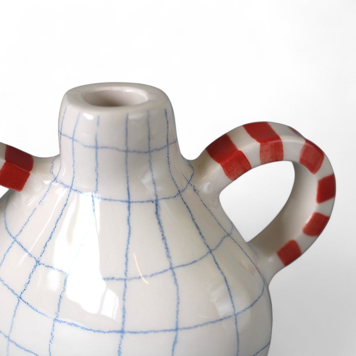 Dettaglio dei manici a righe rosse, un tocco di energia sul vaso Geometrie Gentili.