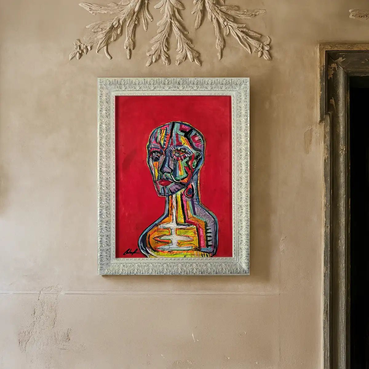 Primo piano del volto fratturato con fenditure cromatiche violente nel quadro Il Matto.